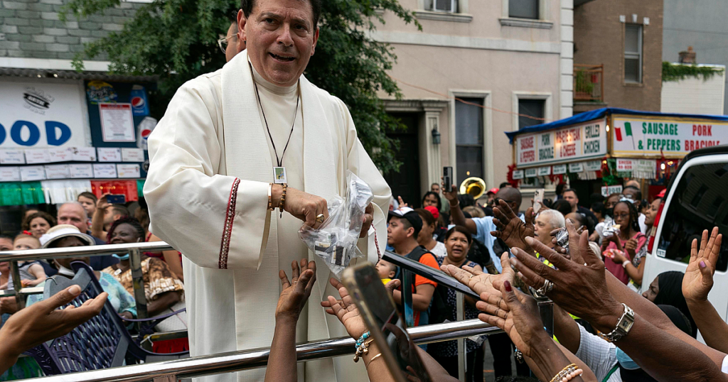 New Yorker Priester verliert Posten wegen angeblichen Finanzmissbrauchs