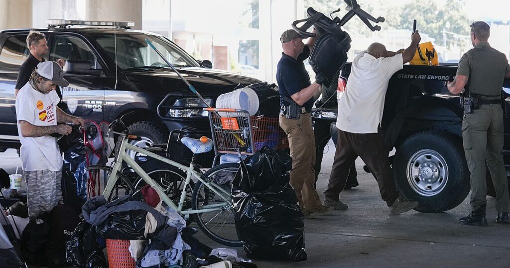 Richter stoppt Aufräumarbeiten im Obdachlosenlager in der Innenstadt von New Orleans