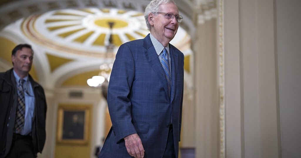 Berichten zufolge stürzte der republikanische Senatsvorsitzende McConnell während des Mittagessens
