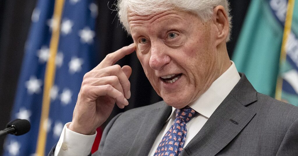 Der ehemalige Präsident Clinton wurde ins Krankenhaus eingeliefert