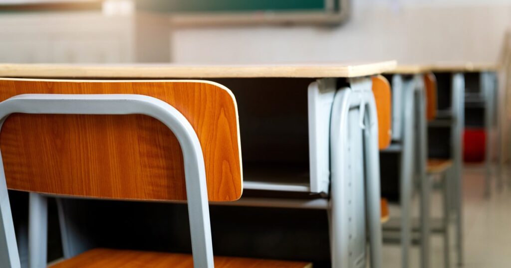 Neue Hoffnung für die Herausforderung der Schulmitarbeiter zur „antirassistischen“ Schulung