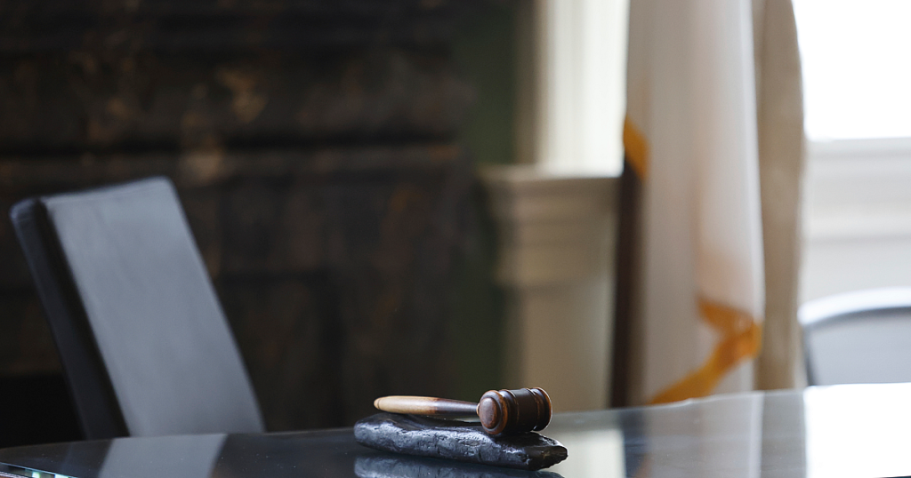 Schwules Paar wegen sexuellen Missbrauchs adoptierter Söhne verurteilt