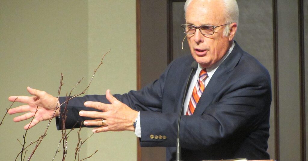 Pastor John MacArthur wurde wegen Komplikationen bei einer Herzoperation ins Krankenhaus eingeliefert