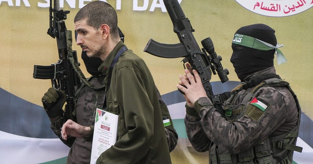 Die Hamas veröffentlicht drei Gaunt israelische Geiseln im Austausch