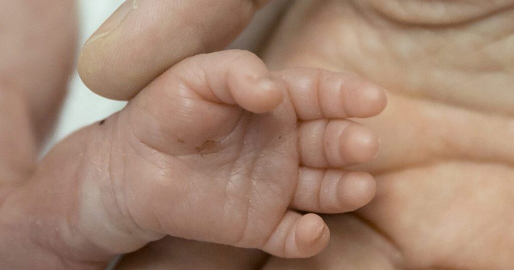Baby geboren 14 Wochen früher geht aus dem Krankenhaus nach Hause