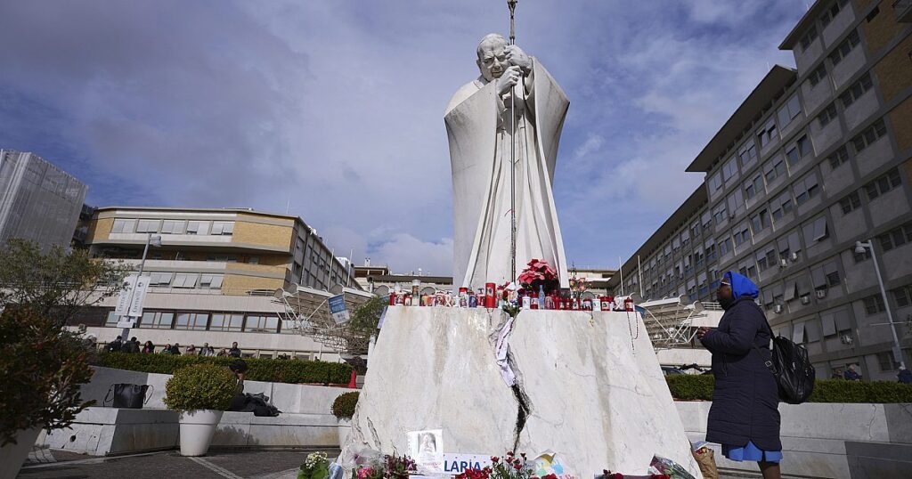 Der Zustand des Papstes Franziskus stabilisiert sich, bleibt kritisch, sagt der Vatikan, sagt der Vatikan, sagt