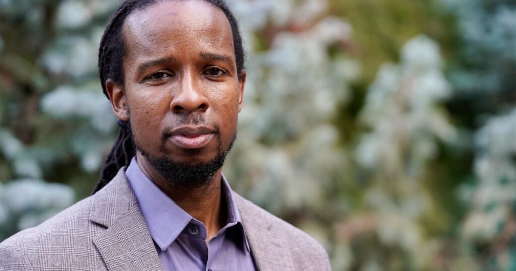 Die Klage stellt staatliche Beschränkungen der kritischen Rassentheorie in den Schulen in Frage.