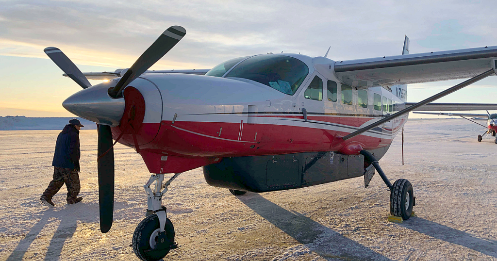 Trümmer des fehlenden Pendlerflugzeugs auf der Absturzstelle von Westalaska gefunden