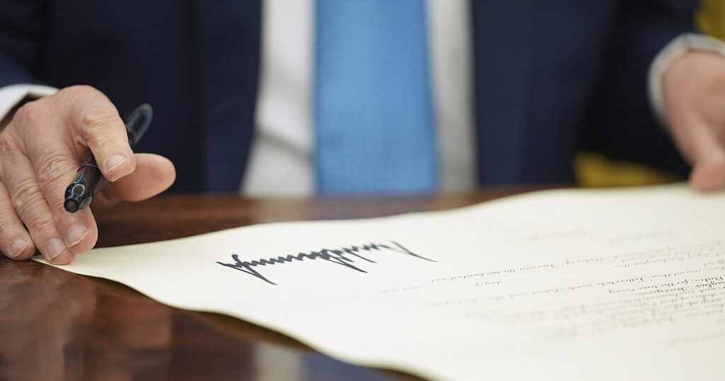 Trump Pens Executive Orden zur bürokratischen Reform, Einwandererfinanzierung