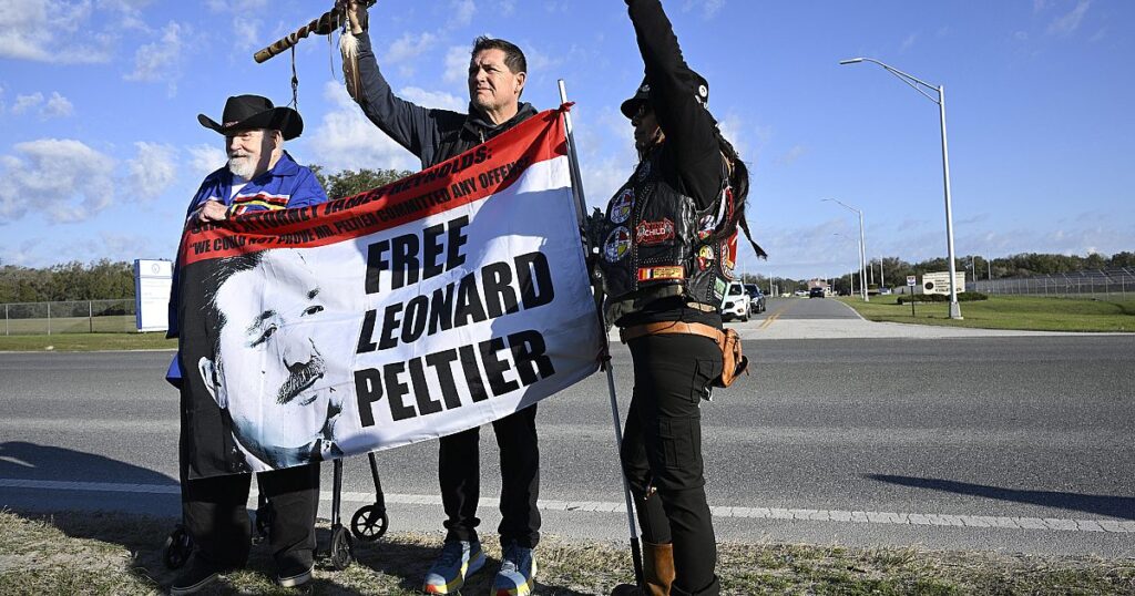 Verurteilter Mörder Leonard Peltier vom Gefängnis befreit