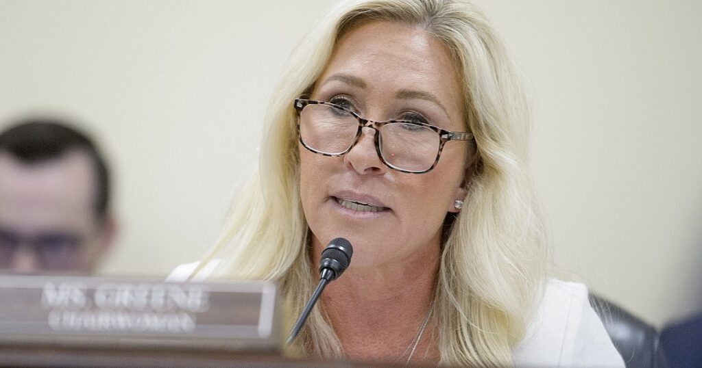 Zunächst verspricht Rep. Taylor Greene, Abfall zu schneiden
