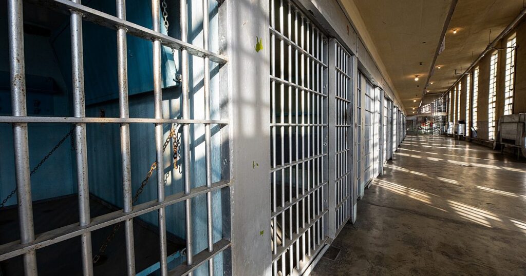 "Danke, Jesus" Zeichen Schöpfer beschuldigt des Kinderpornelsbesitzes