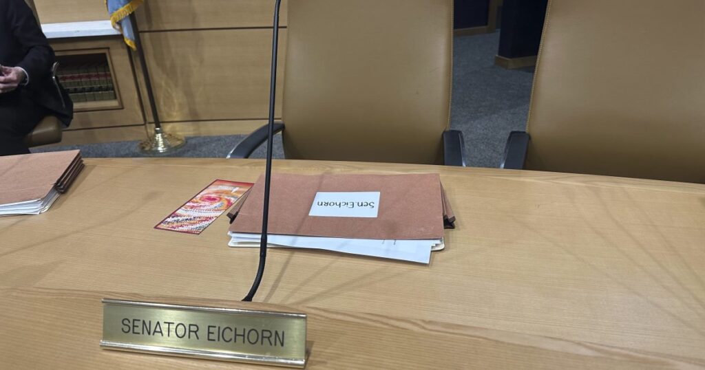 Der Gesetzgeber von Minnesota, der in minderjährigen Sexstatus verhaftet ist, tritt zurück