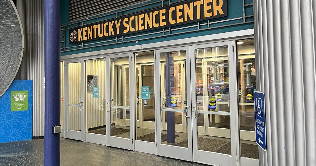 Geplante Elternschaft entschuldigt sich für Erwachsene im Kindermuseum für Erwachsene