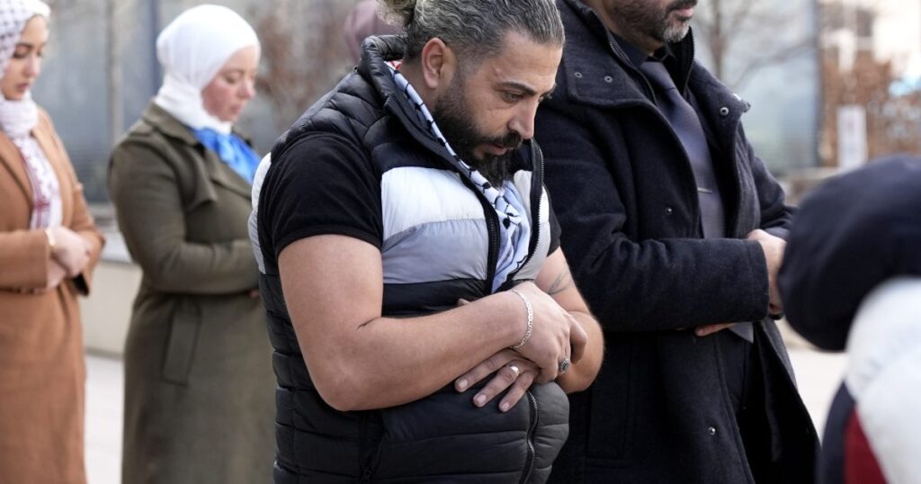 Illinois Vermieter war für schuldig befunden, den Tod eines muslimischen Jungen zu erstochen