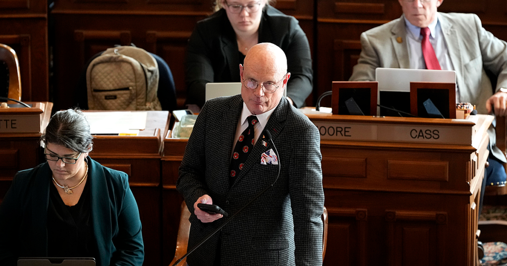 Iowa -Gouverneur unterschreibt ein neues Gesetz zur Bekämpfung der Geschlechterideologie