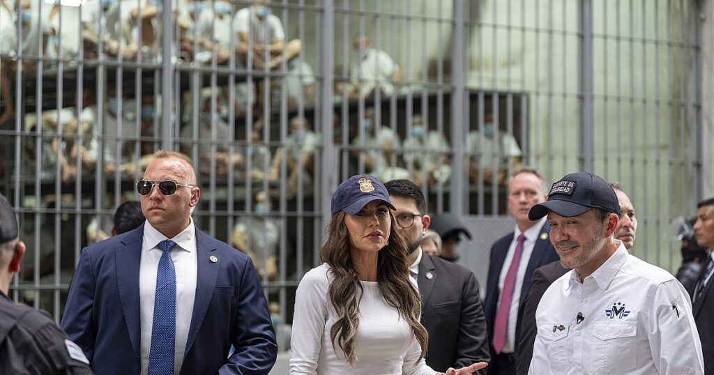 Noem besucht das Gefängnis von El Salvador mit Deportierten