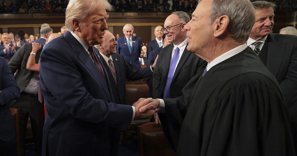 Scotus Chief Justice reagiert auf Trump, um die Amtsenthebung des Bezirksrichters zu fordern