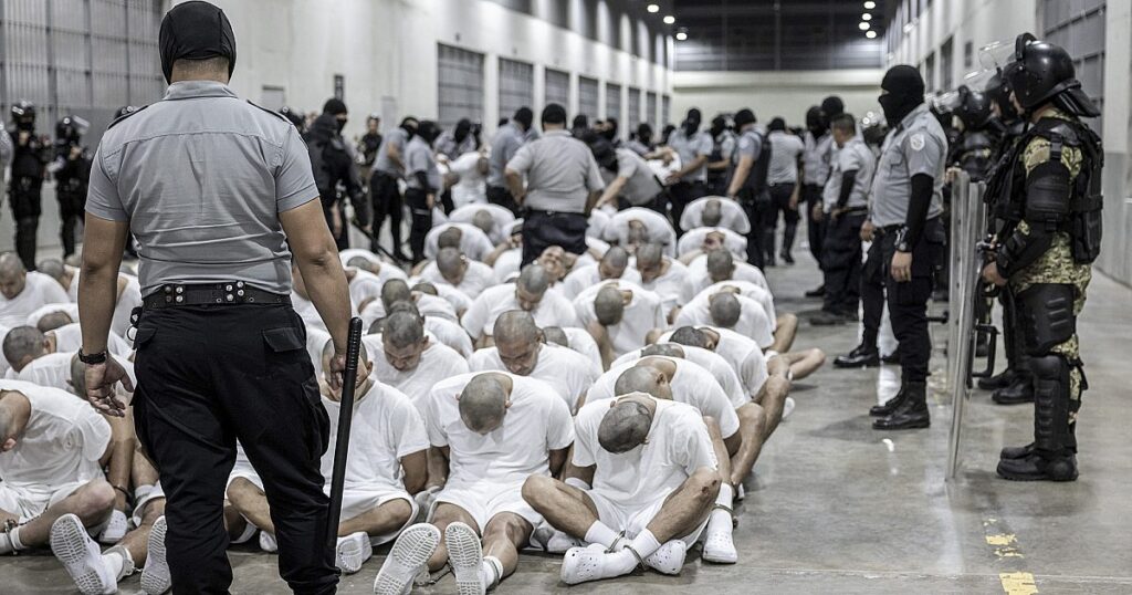 Trump Administration deportiert Gangmitglieder, trotz gerichtlicher Anordnung