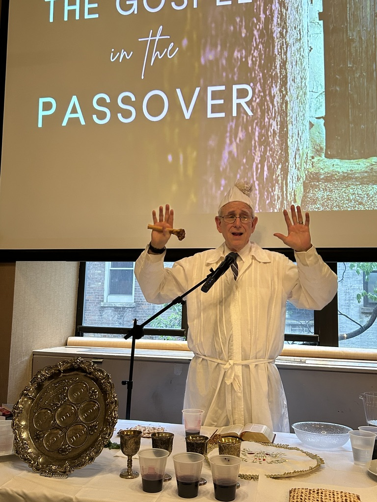 Mitch Glaser führt das Passahfest