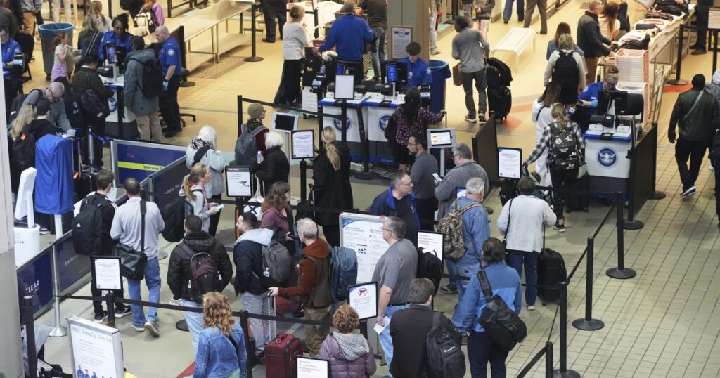 DHS, um eine echte ID für die häusliche Flugreisen zu benötigen, 7. Mai