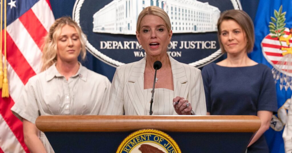 DOJ verklagt Maine Bildungsabteilung für Transgender -Politik