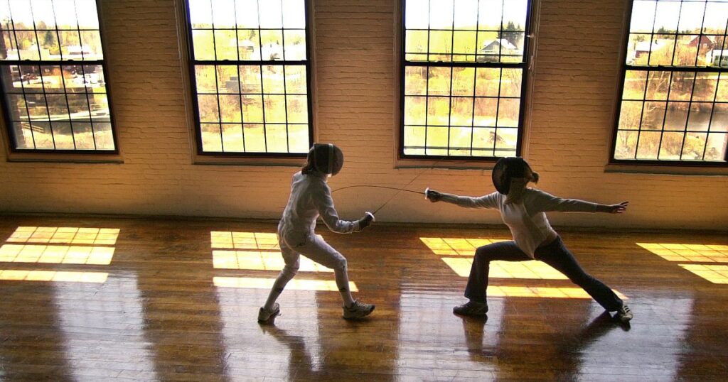 Männlicher Fencer -Off -Frauen -Team -Dienstplan nach dem abgelehnten Match