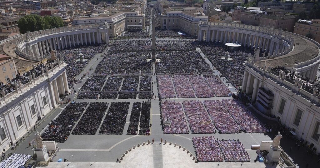 Papst Franziskus zur Ruhe gelegt, in Rom um Tausende trauern