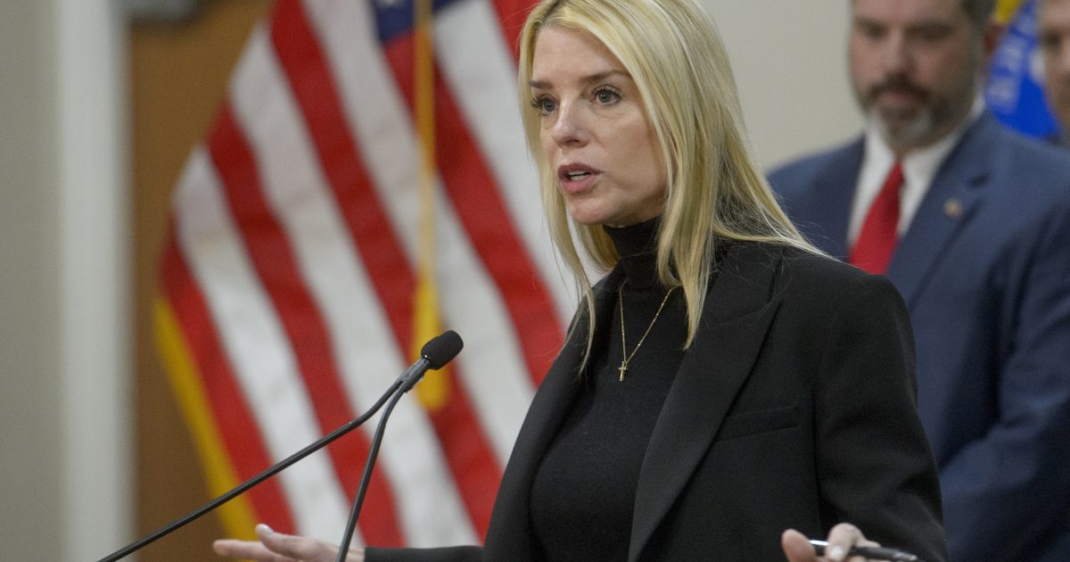 Verdächtiger in Albuquerque Tesla Angriff verhaftet, angeklagt