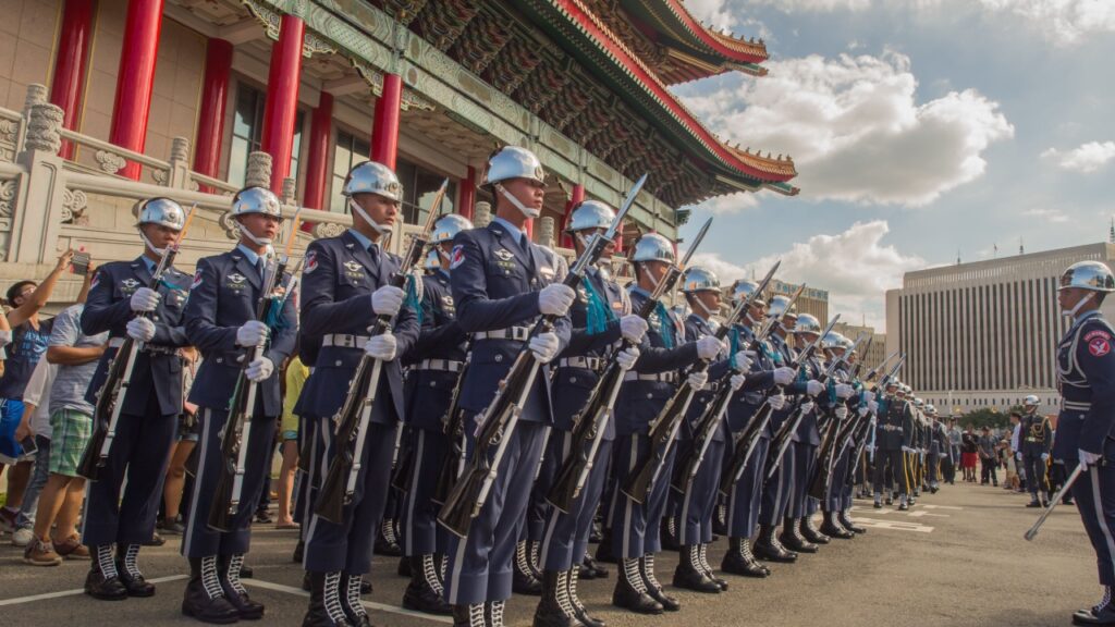 Taipei, Taiwan - 2. Oktober 2016: Taiwanesische Soldaten, die verschiedene Stile tragen, zeremonielle Uniformen auf dem Liberdade Square in Taiwan.