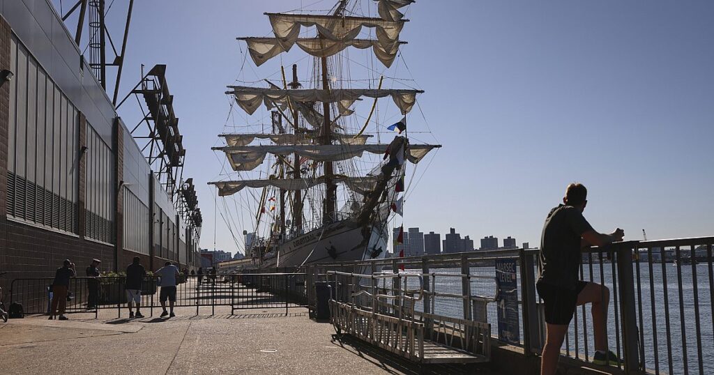 Sonde als mexikanisches Marineschiff schlägt tödlich in der Brooklyn -Brücke