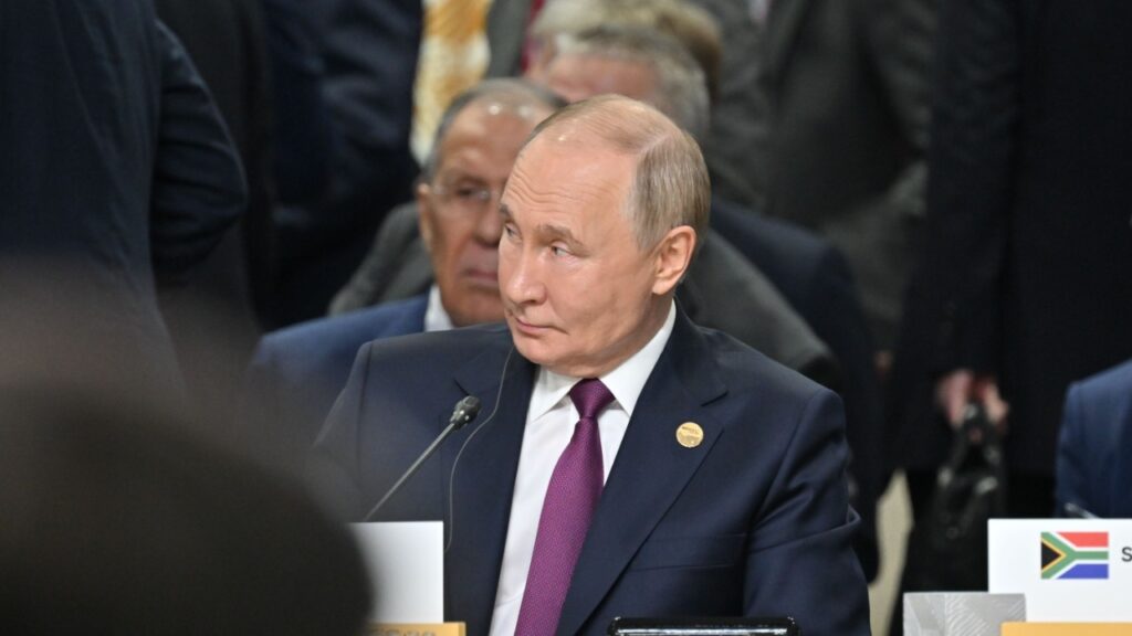 Kazan, Republik Tatarstan, Russland, 22. bis 24. Oktober: Vladimir Putin spricht auf dem BRICS-Gipfel und spricht auf internationale Delegierte mit Flaggen im Hintergrund