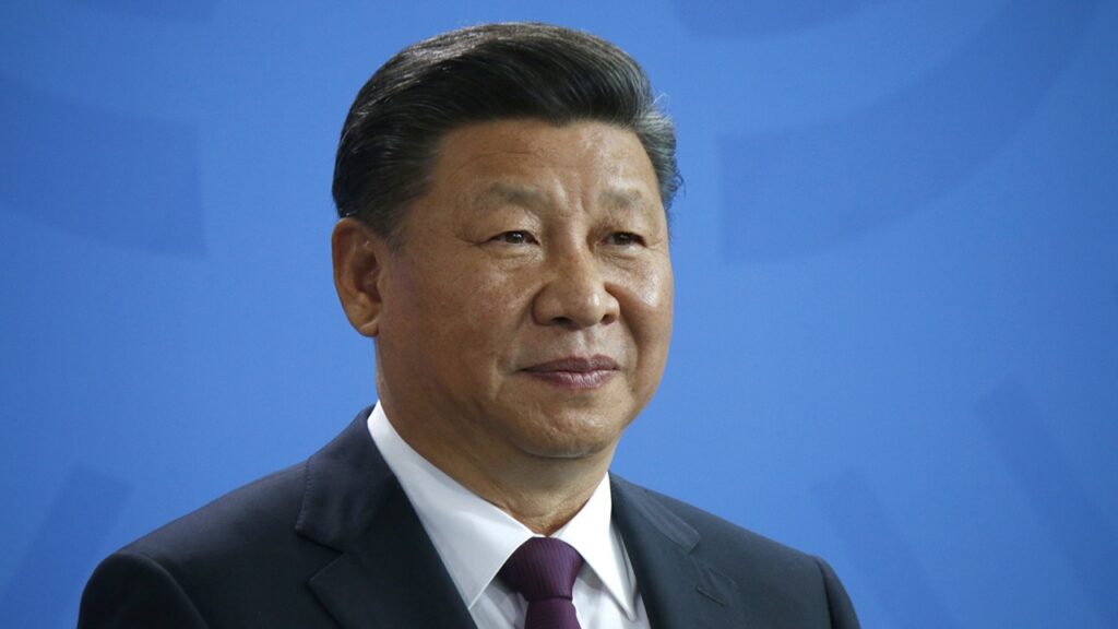 Chinesischer Präsident Xi Jinping vor einem blauen Hintergrund.