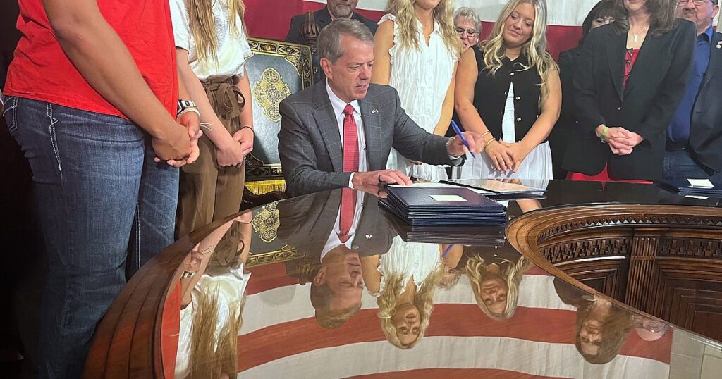 Der Gouverneur von Nebraska unterschreibt Gesetz zum Schutz des Frauensports