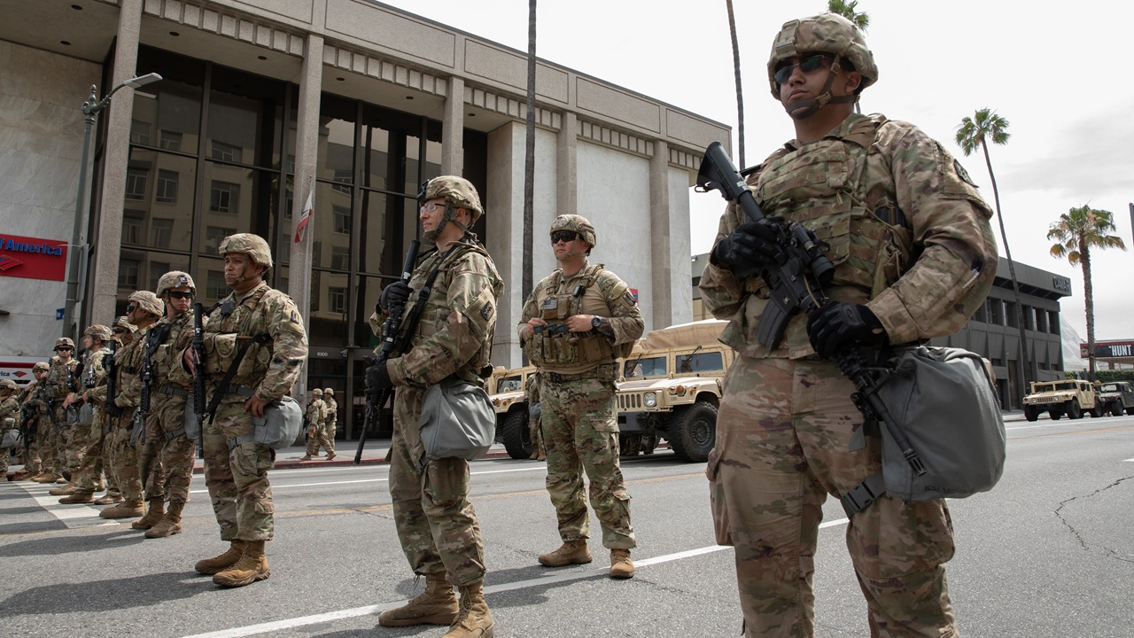 Hier ist, was die California National Guard in Los Angeles macht
