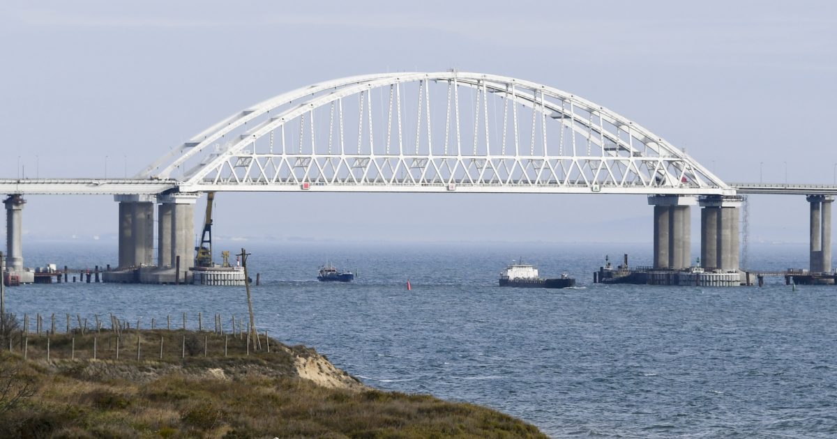 Unterwasser -Sprengstoff traf die Russlands Brücke zur Krim