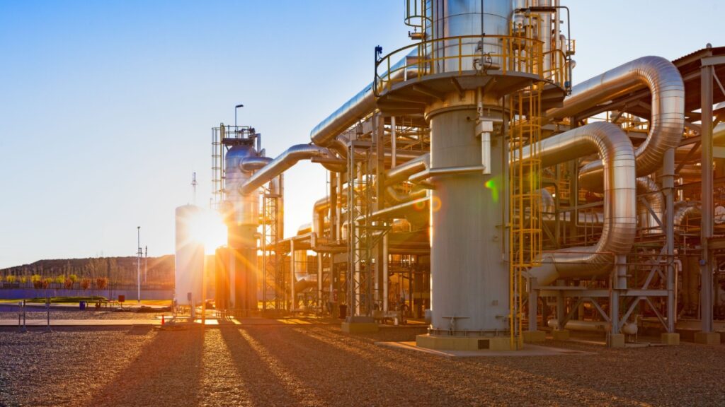 US -Gasraffinerie im Sonnenuntergang.