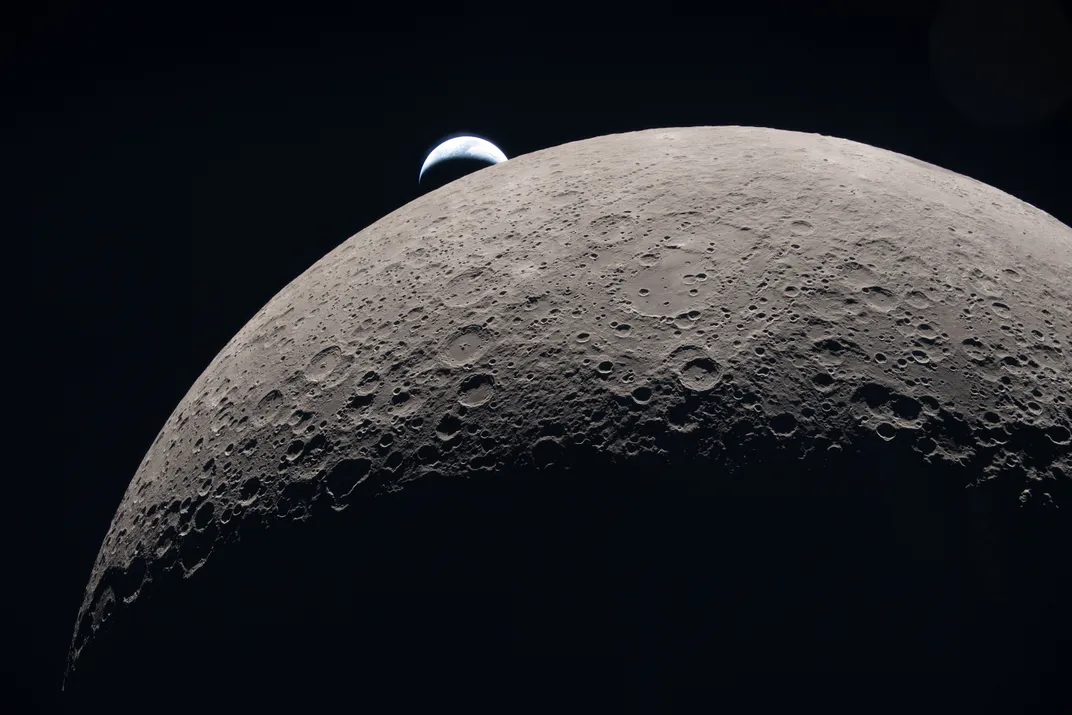 Die Erde scheint hinter dem Mond unterzugehen