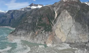 Ein plötzlicher Erdrutsch löste 2025 den „Mega-Tsunami“ in Alaska aus. Jetzt haben Wissenschaftler Warnzeichen identifiziert, um ähnliche Ereignisse vorherzusagen