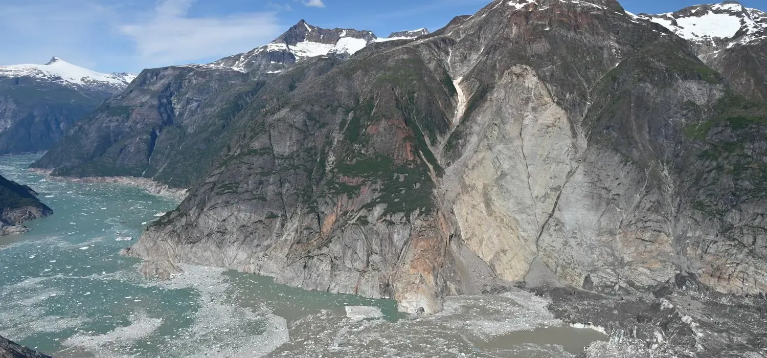 Ein plötzlicher Erdrutsch löste 2025 den „Mega-Tsunami“ in Alaska aus. Jetzt haben Wissenschaftler Warnzeichen identifiziert, um ähnliche Ereignisse vorherzusagen