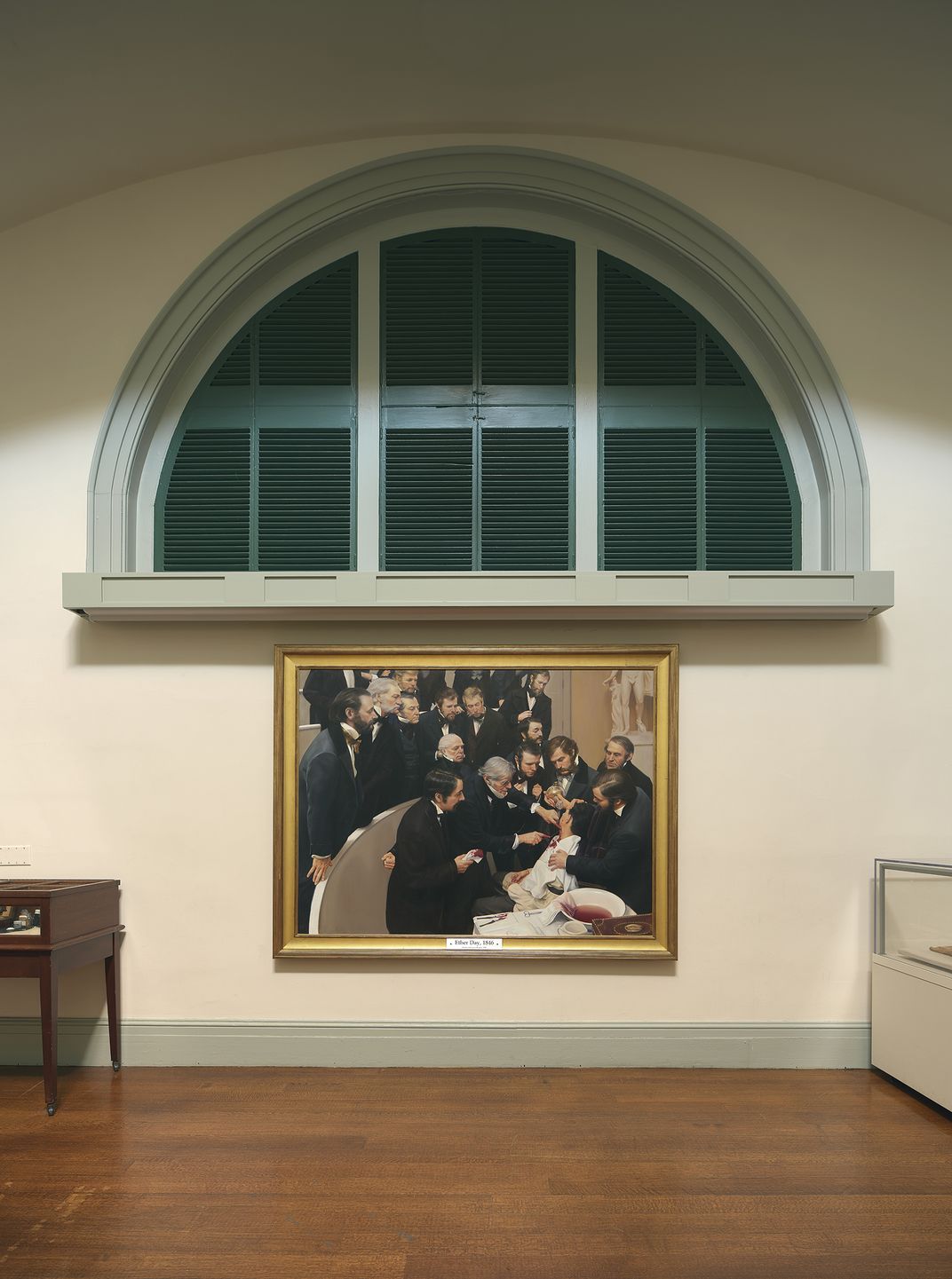 Etwa 20 mit dem Krankenhaus verbundene Personen posierten in historischen Kostümen für das Ölgemälde „Ether Day, 1846“ von Warren und Lucia Prosperi aus dem Jahr 2001. Das Gemälde hängt jetzt an einer Wand im Ether Dome.