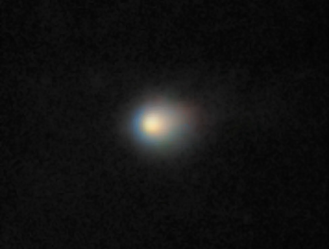 eine leuchtende Kugel in einem dunklen Himmel