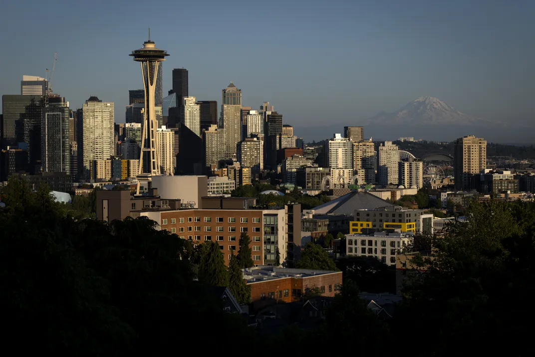Skyline von Seattle und Mount Rainier im Hintergrund