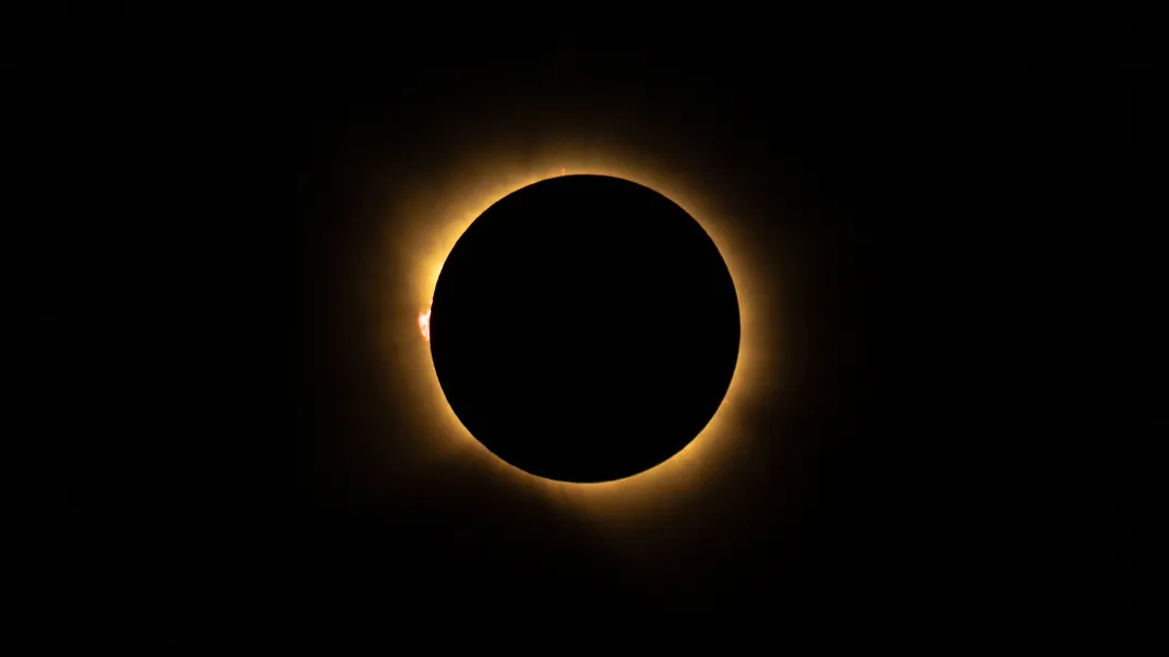 die verfinsterte Sonne mit einer roten Beule links