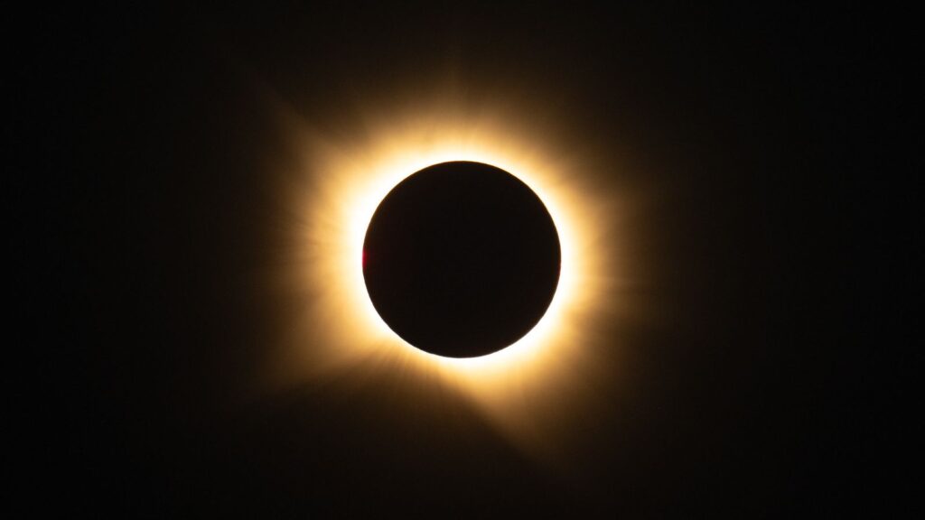 Sehen Sie sich großartige Fotos der totalen Sonnenfinsternis über Europa an, die die Schönheit der Sonne und das Wunder der Himmelsbeobachtung zeigen