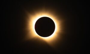 Sehen Sie sich großartige Fotos der totalen Sonnenfinsternis über Europa an, die die Schönheit der Sonne und das Wunder der Himmelsbeobachtung zeigen