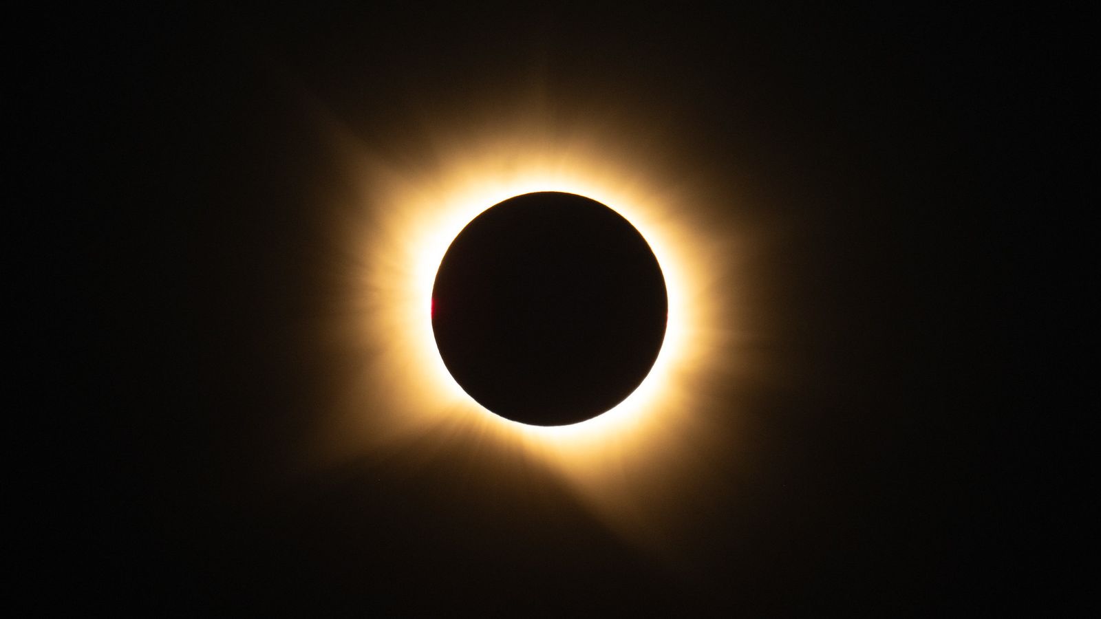 Sehen Sie sich großartige Fotos der totalen Sonnenfinsternis über Europa an, die die Schönheit der Sonne und das Wunder der Himmelsbeobachtung zeigen
