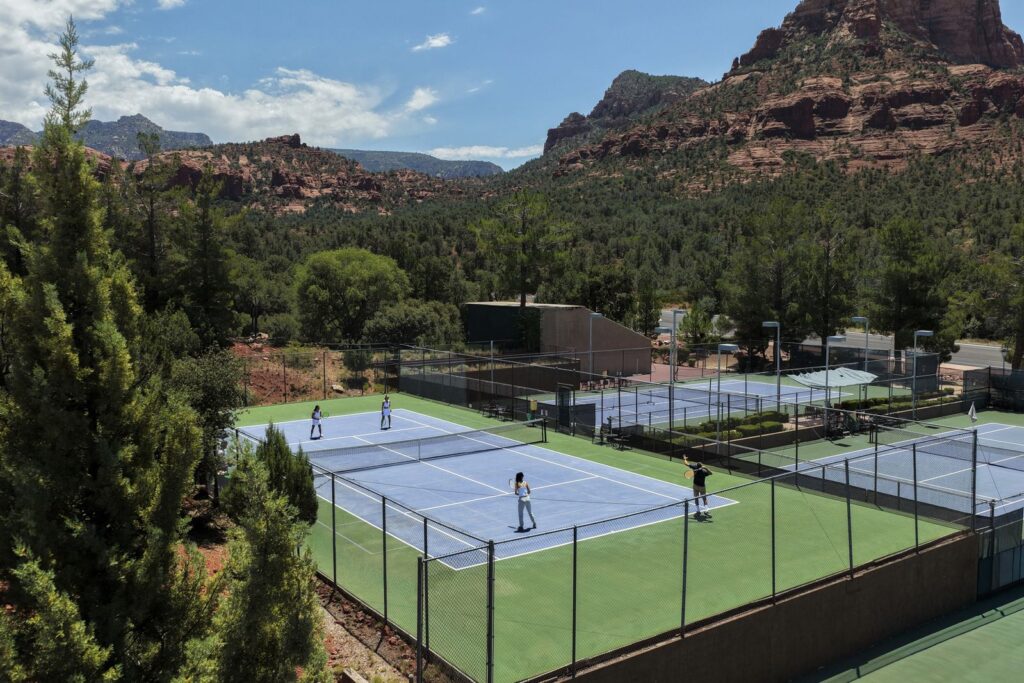 Tennisspiele nehmen im wahrsten Sinne des Wortes Fahrt auf. So wurde das Gericht zu einem lebendigen Labor für den Umgang mit extremen Temperaturen