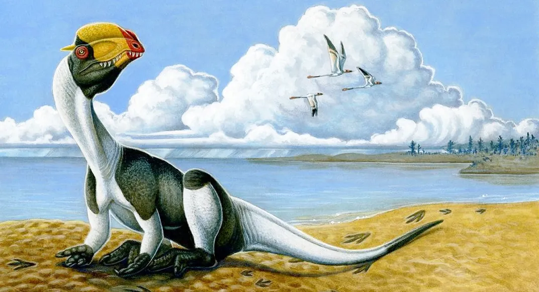 Ein großer Dinosaurier mit Schnabel sitzt an einer Küste
