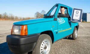 Italiener verwandelt das schmalste Auto der Welt – Breite unter 60 cm, Guinness-Weltrekord